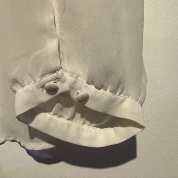 Torrid Sheer top Ivory Size 3 (22/24) GREAT CONDITION - Picture 4 of 5